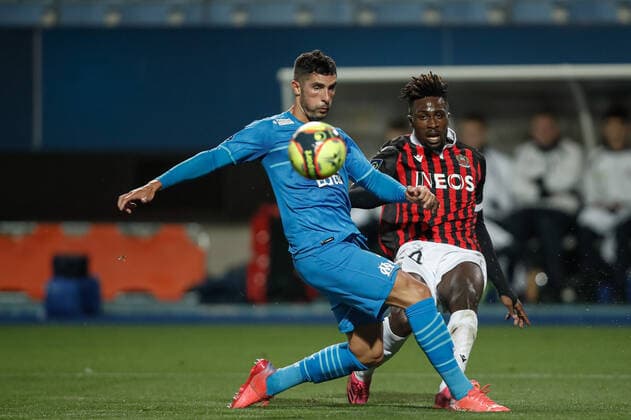Evann Guessand (Nice) vs Alvaro Gonzalez (Marseille) FOOTBALL : Nice vs Marseille - J3- Ligue1 Ubereat - 27 10 2021 AurelienMorissard Panoramic 