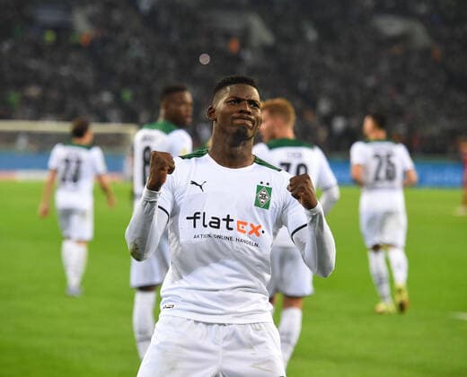 Sport Themen der Woche KW43 xnjx, 27.10.2021; Mönchengladbach; DFB-Pokal, 2. Hauptrunde; Borussia Moenchengladbach vs. Bayern Muenchen Torjubel bei Torschuetze Breel Embolo (Gladbach) nach seinem Treffer zum 4-0 Gemaess den Vorgaben der DFL Deutsche Fussball Liga ist es untersagt, in dem Stadion und oder vom Spiel angefertigte Fotoaufnahmen in Form von Sequenzbildern und oder videoaehnlichen Fotostrecken zu verwerten bzw. Verwerten zu lassen. DFL regulations prohibit any use of photographs as image sequences and or quasi-video. emspor Moenchengladbach *** xnjx, 27 10 2021 Mönchengladbach DFB Pokal, 2 Hauptrunde Borussia Moenchengladbach vs Bayern Muenchen Goal celebration at goal scorer Breel Embolo Gladbach after his goal to 4 0 According to the regulations of the DFL Deutsche Fussball Liga it is prohibited, DFL regulations prohibit any use of photographs as image sequences and or quasi video sequences emspor Moenchengladbach