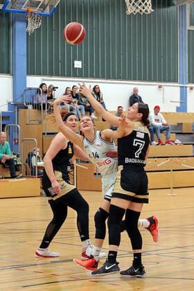 27.10.2021, xovx, Basketball Damen DBBL-Pokal, Bender Baskets Grünberg - TK Hannover Luchse v.l. Anne Zipser (TK Hannover Luchse), Alva Hedrich (Bender Baskets Grünberg), Patricia Broßmann (TK Hannover Luchse) Grünberg Sporthalle Theo-Koch-Schule Hessen Deutschland (DE)