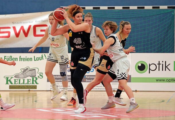 27.10.2021, xovx, Basketball Damen DBBL-Pokal, Bender Baskets Grünberg - TK Hannover Luchse v.l. Carlice Poelstra (Bender Baskets Grünberg), Anne Zipser (TK Hannover Luchse), Alva Hedrich (Bender Baskets Grünberg), Cora Horvath (Bender Baskets Grünberg), Finja Schaake (TK Hannover Luchse) Grünberg Sporthalle Theo-Koch-Schule Hessen Deutschland (DE)