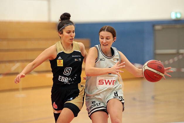 27.10.2021, xovx, Basketball Damen DBBL-Pokal, Bender Baskets Grünberg - TK Hannover Luchse v.l. Karolin Tzokov (TK Hannover Luchse), Elisa Mevius (Bender Baskets Grünberg) Grünberg Sporthalle Theo-Koch-Schule Hessen Deutschland (DE)
