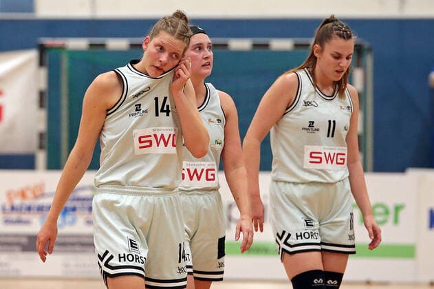 27.10.2021, xovx, Basketball Damen DBBL-Pokal, Bender Baskets Grünberg - TK Hannover Luchse v.l. Alva Hedrich (Bender Baskets Grünberg), Olivia Nash (Bender Baskets Grünberg), Lena Dziuba (Bender Baskets Grünberg) enttäuscht, enttäuscht schauend Grünberg Sporthalle Theo-Koch-Schule Hessen Deutschland (DE)