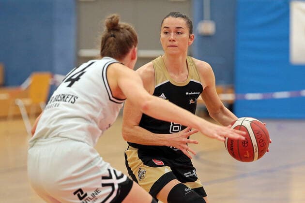 27.10.2021, xovx, Basketball Damen DBBL-Pokal, Bender Baskets Grünberg - TK Hannover Luchse v.l. Alva Hedrich (Bender Baskets Grünberg), Tessa Stammberger (TK Hannover Luchse) Grünberg Sporthalle Theo-Koch-Schule Hessen Deutschland (DE)