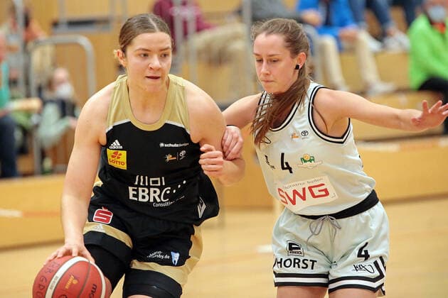 27.10.2021, xovx, Basketball Damen DBBL-Pokal, Bender Baskets Grünberg - TK Hannover Luchse v.l. Helena Eckerle (TK Hannover Luchse), Sixta Herzberger (Bender Baskets Grünberg) Grünberg Sporthalle Theo-Koch-Schule Hessen Deutschland (DE)