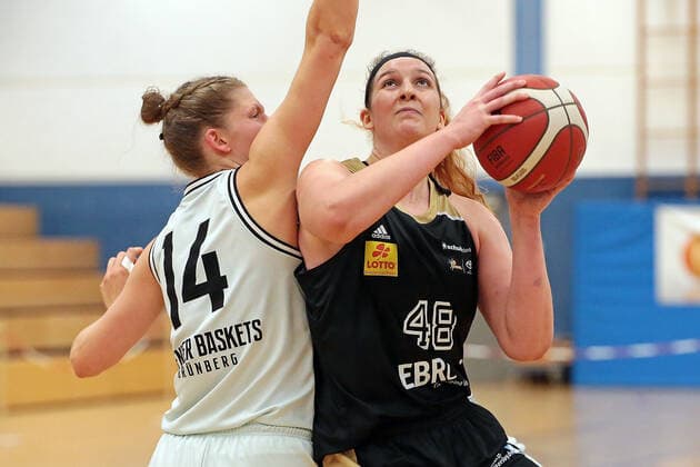 27.10.2021, xovx, Basketball Damen DBBL-Pokal, Bender Baskets Grünberg - TK Hannover Luchse v.l. Alva Hedrich (Bender Baskets Grünberg), Anne Zipser (TK Hannover Luchse) Grünberg Sporthalle Theo-Koch-Schule Hessen Deutschland (DE)