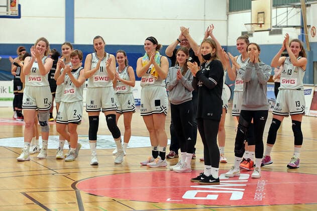 27.10.2021, xovx, Basketball Damen DBBL-Pokal, Bender Baskets Grünberg - TK Hannover Luchse Achtsam geschlagen und mit der 50:97 Niederlage gegen Hannoveer freuen sich die Spielerinnen der Bender Baskets Grünberg Sporthalle Theo-Koch-Schule Hessen Deutschland (DE)
