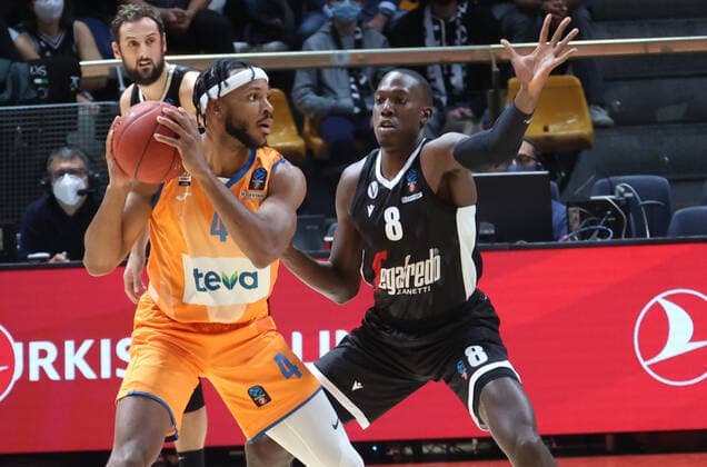 Mandatory Credit: Photo by Michele Nucci LiveMedia Shutterstock (12565309c) Jaron Blossomgame (Ratiopharm Ulm) (L) thwarted by Kevin Hervey (Segafredo Virtus Bologna) Basketball EuroCup Championship Virtus Bologna vs Basketball Ulm, Paladozza, Bologna, Italy - 27 Oct 2021 Basketball EuroCup Championship Virtus Bologna vs Basketball Ulm, Paladozza, Bologna, Italy - 27 Oct 2021  Copyright: xMichelexNucci LiveMedia Shutterstockx 12565309c