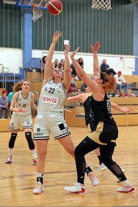27.10.2021, xovx, Basketball Damen DBBL-Pokal, Bender Baskets Grünberg - TK Hannover Luchse v.l. Nele Weinand (Bender Baskets Grünberg), Olivia Nash (Bender Baskets Grünberg), Finja Schaake (TK Hannover Luchse), Anne Zipser (TK Hannover Luchse) Grünberg Sporthalle Theo-Koch-Schule Hessen Deutschland (DE)