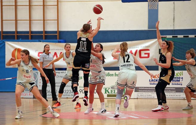 27.10.2021, xovx, Basketball Damen DBBL-Pokal, Bender Baskets Grünberg - TK Hannover Luchse v.l. Linn Villwock (Bender Baskets Grünberg), Alva Hedrich (Bender Baskets Grünberg), Aldona Morawiec (TK Hannover Luchse), Nina Horvath (Bender Baskets Grünberg), Carlice Poelstra (Bender Baskets Grünberg), Anne Zipser (TK Hannover Luchse), Cora Horvath (Bender Baskets Grünberg) Grünberg Sporthalle Theo-Koch-Schule Hessen Deutschland (DE)