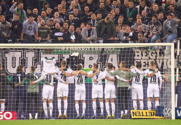 Sport Themen der Woche KW43 Team MG celebrate with fans in the DFB Pokal match BORUSSIA MÖNCHENGLADBACH - FC BAYERN MUENCHEN in Mönchengladbach, October 27, 2021 Season 2021 2022. München, FCB.