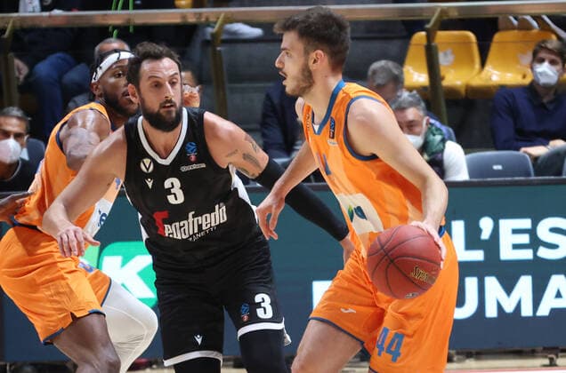 Mandatory Credit: Photo by Michele Nucci LiveMedia Shutterstock (12565309s) Fedor Zugic (Ratiopharm Ulm) (R) thwarted by Marco Belinelli (Segafredo Virtus Bologna) Basketball EuroCup Championship Virtus Bologna vs Basketball Ulm, Paladozza, Bologna, Italy - 27 Oct 2021 Basketball EuroCup Championship Virtus Bologna vs Basketball Ulm, Paladozza, Bologna, Italy - 27 Oct 2021  Copyright: xMichelexNucci LiveMedia Shutterstockx 12565309s