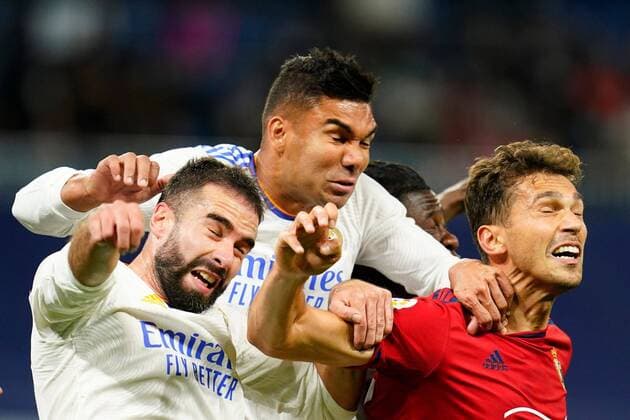 Sport Themen der Woche KW43 Sport Bilder des Tages Mandatory Credit: Photo by Pressinphoto Shutterstock (12565244k) Carlos Henrique Casemiro and Daniel Carvajal of Real Madrid Real Madrid v CA Osasuna, La Liga 2021-2022, date 11. Football, Santiago Bernabeu Stadium, Madrid, Spain - 27 Oct 2021 EDITORIAL USE ONLY No use with unauthorised audio, video, data, fixture lists (outside the EU), club league logos or live services. Online in-match use limited to 45 images (+15 in extra time). No use to emulate moving images. No use in betting, games or single club league player publications services. Real Madrid v CA Osasuna, La Liga 2021-2022, date 11. Football, Santiago Bernabeu Stadium, Madrid, Spain - 27 Oct 2021 EDITORIAL USE ONLY No use with unauthorised audio, video, data, fixture lists (outside the EU), club league logos or live services. Online in-match use limited to 45 images (+15 in extra time). No use to emulate moving images. No use in betting, games or  Copyright: xPressinphoto Shutterstockx 12565244k