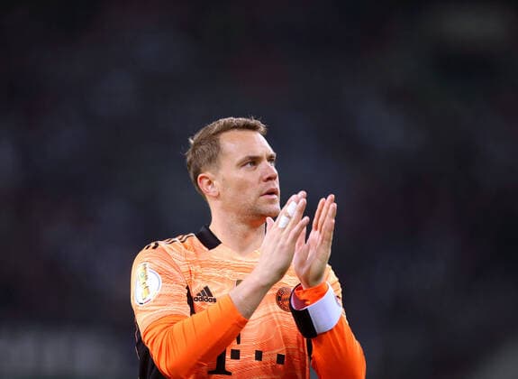 27.10.2021, Fussball DFB Pokal 2021 2022, 2. Runde, Borussia Mönchengladbach - FC Bayern München, im Borussia-Park Mönchengladbach. Torwart Manuel Neuer (FC Bayern München) nach dem Schlusspfiff frustriert über die historische Niederlage von 0:5 ***DFL and DFB regulations prohibit any use of photographs as image sequences and or quasi-video.*** *** 27 10 2021, Football DFB Pokal 2021 2022, 2 Round, Borussia Mönchengladbach FC Bayern Munich, at Borussia Park Mönchengladbach Goalkeeper Manuel Neuer FC Bayern Munich frustrated after the final whistle over the historic defeat of 0 5 DFL and DFB regulations prohibit any use of photographs as image sequences and or quasi video