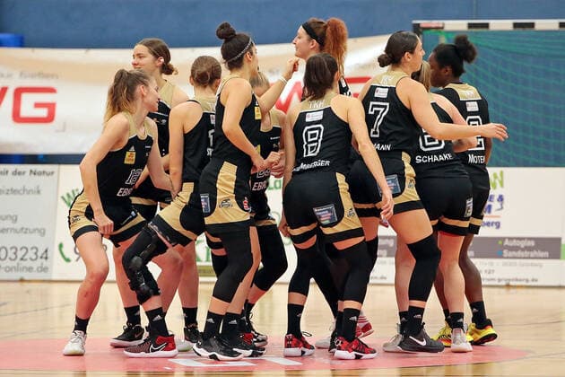 27.10.2021, xovx, Basketball Damen DBBL-Pokal, Bender Baskets Grünberg - TK Hannover Luchse Die Mannschaft des TK Hannover schwört sich ein. Grünberg Sporthalle Theo-Koch-Schule Hessen Deutschland (DE)