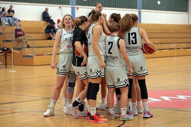 27.10.2021, xovx, Basketball Damen DBBL-Pokal, Bender Baskets Grünberg - TK Hannover Luchse Die Mannschaft der Bender Baskets Grünberg schwört sich ein. Grünberg Sporthalle Theo-Koch-Schule Hessen Deutschland (DE)