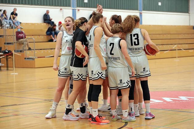 27.10.2021, xovx, Basketball Damen DBBL-Pokal, Bender Baskets Grünberg - TK Hannover Luchse Die Mannschaft der Bender Baskets Grünberg schwört sich ein. Grünberg Sporthalle Theo-Koch-Schule Hessen Deutschland (DE)
