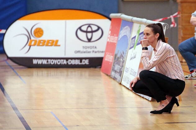 27.10.2021, xovx, Basketball Damen DBBL-Pokal, Bender Baskets Grünberg - TK Hannover Luchse Trainerin Sidney Parsons (TK Hannover Luchse), Freisteller Grünberg Sporthalle Theo-Koch-Schule Hessen Deutschland (DE)