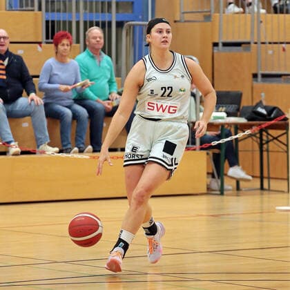 27.10.2021, xovx, Basketball Damen DBBL-Pokal, Bender Baskets Grünberg - TK Hannover Luchse Olivia Nash (Bender Baskets Grünberg), Freisteller Grünberg Sporthalle Theo-Koch-Schule Hessen Deutschland (DE)