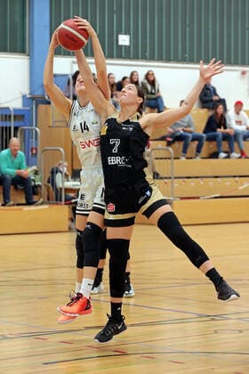 27.10.2021, xovx, Basketball Damen DBBL-Pokal, Bender Baskets Grünberg - TK Hannover Luchse v.l. Alva Hedrich (Bender Baskets Grünberg), Patricia Broßmann (TK Hannover Luchse) Grünberg Sporthalle Theo-Koch-Schule Hessen Deutschland (DE)