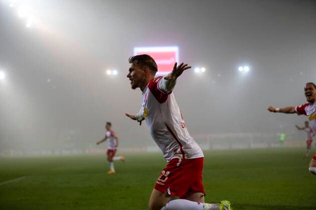 Sport Themen der Woche KW43 Sport Bilder des Tages 27.10.2021, Fussball, GER, DFB Pokal, 2021 2022, 2. Runde, SSV Jahn Regensburg - F.C. Hansa Rostock Jubel nach dem 3:2 für SSV Jahn Regensburg durch Steve Breitkreuz in der Verlängerung DFL REGULATIONS PROHIBIT ANY USE OF PHOTOGRAPHS AS IMAGE SEQUENCES AND OR QUASI-VIDEO. Regensburg Bayern Deutschland Jahnstadion Regensburg *** 27 10 2021, Football, GER, DFB Pokal, 2021 2022, 2 Round, SSV Jahn Regensburg F C Hansa Rostock Cheering after 3 2 for SSV Jahn Regensburg by Steve Breitkreuz in extra time DFL REGULATIONS PROHIBIT ANY USE OF PHOTOGRAPHS AS IMAGE SEQUENCES AND OR QUASI VIDEO Regensburg Bayern Germany Jahnstadion Regensburg