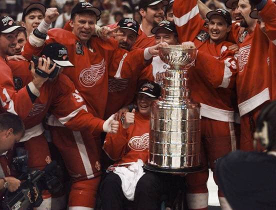 June 16, 1998, Washington, District of Columbia, USA: Former member of the Detroit Red Wing VLADIMIR KONSTANTINOV (wheelchair) poses with the Stanley cup and former teammates during the Stanley Cup Finals game against the Washington Capitals at the MCI Center in Washington, D. C. The Red Wings defeated the Capitals 4-1. Washington USA - ZUMAf31_ 19980616_spo_f31_023 Copyright: xJulianxH.xGonzalezx