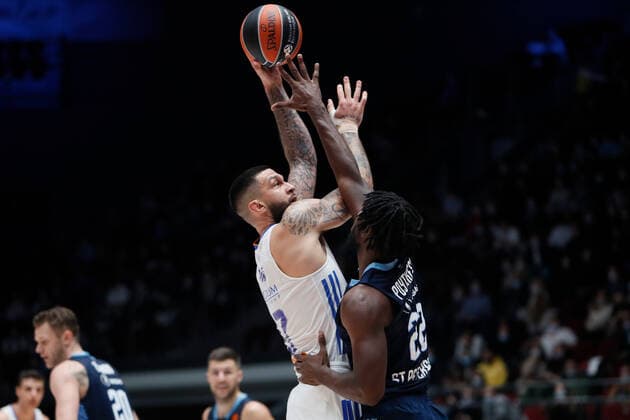 Zenit St Petersburg V Real Madrid - Turkish Airlines EuroLeague Alex Poythress (R) of Zenit and Vincent Poirier of Real Madrid in action during the EuroLeague Basketball match between Zenit St. Petersburg and Real Madrid on October 27, 2021 at Yubileyny Sports Palace in Saint Petersburg, Russia. Saint Petersburg Russia  Copyright: xMikexKireevx kireev-notitle211027_np4uA