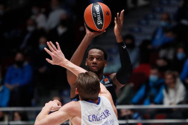 Zenit St Petersburg V Real Madrid - Turkish Airlines EuroLeague Jordan Loyd (C) of Zenit shoots the ball as Fabien Causeur of Real Madrid defends during the EuroLeague Basketball match between Zenit St. Petersburg and Real Madrid on October 27, 2021 at Yubileyny Sports Palace in Saint Petersburg, Russia. Saint Petersburg Russia  Copyright: xMikexKireevx kireev-notitle211027_npi5I