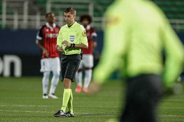 L arbitre Clement Turpin FOOTBALL : Nice vs Marseille - J3- Ligue1 Ubereat - 27 10 2021 AurelienMorissard Panoramic 
