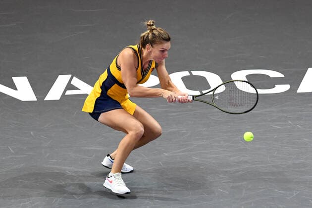 Day five of WTA, Tennis Damen 250 Transylvania Open Tour with restrictions due to Covid 19. WTA competition taking place in BT Arena, Cluj-Napoca, Romania between 27 October 2021 Simona Halep in action - receiving the ball during her match against Gabriela Ruse on day five of Transylvania Open WTA250 - 27 October 2021 Cluj-Napoca Cluj Romania Copyright: xAncaxTepeix