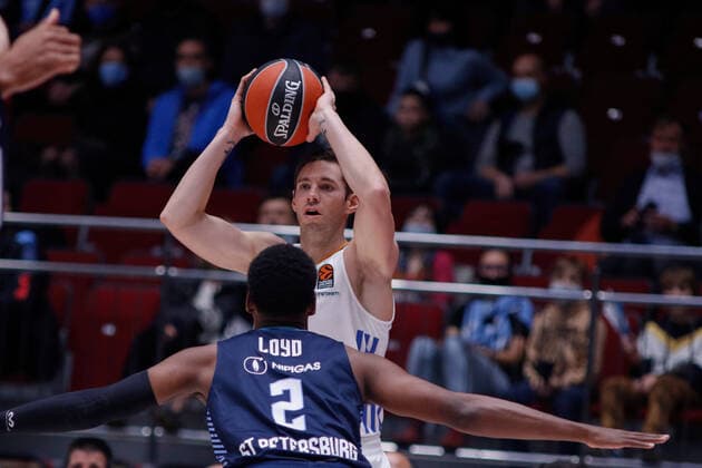 October 27, 2021, Saint Petersburg, Russia: Fabien Causeur (center white) of Real Madrid seen in action during the Turkish Airlines Euroleague basketball match between Zenit Saint Petersburg and Real Madrid at Sibur Arena in Saint Petersburg. Saint Petersburg Russia - ZUMAs197 20211027_zaa_s197_379 Copyright: xMaksimxKonstantinovx