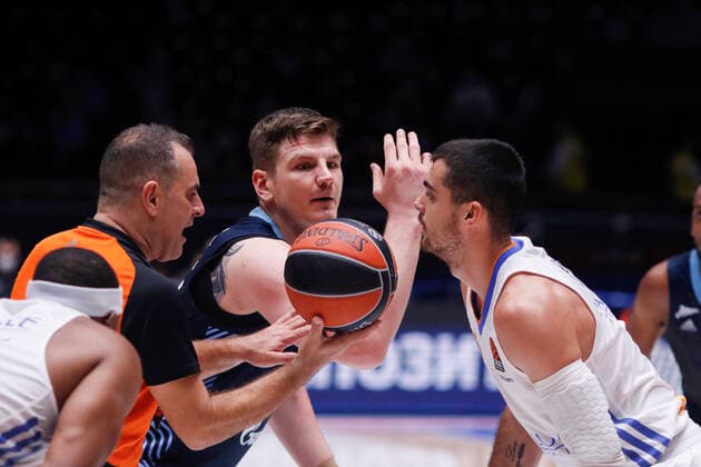 October 27, 2021, Saint Petersburg, Russia: Arturas Gudaitis (center) of Zenit and Alberto Abalde (right) are seen in action during the Turkish Airlines Euroleague basketball match between Zenit Saint Petersburg and Real Madrid at Sibur Arena in Saint Petersburg. Saint Petersburg Russia - ZUMAs197 20211027_zaa_s197_395 Copyright: xMaksimxKonstantinovx