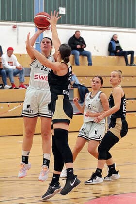 27.10.2021, xovx, Basketball Damen DBBL-Pokal, Bender Baskets Grünberg - TK Hannover Luchse v.l. Olivia Nash (Bender Baskets Grünberg), Patricia Broßmann (TK Hannover Luchse), Nina Horvath (Bender Baskets Grünberg), Aliaksandra Tarasava (TK Hannover Luchse) Grünberg Sporthalle Theo-Koch-Schule Hessen Deutschland (DE)