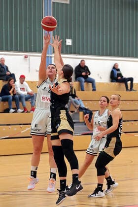 27.10.2021, xovx, Basketball Damen DBBL-Pokal, Bender Baskets Grünberg - TK Hannover Luchse v.l. Olivia Nash (Bender Baskets Grünberg), Patricia Broßmann (TK Hannover Luchse), Nina Horvath (Bender Baskets Grünberg), Aliaksandra Tarasava (TK Hannover Luchse) Grünberg Sporthalle Theo-Koch-Schule Hessen Deutschland (DE)