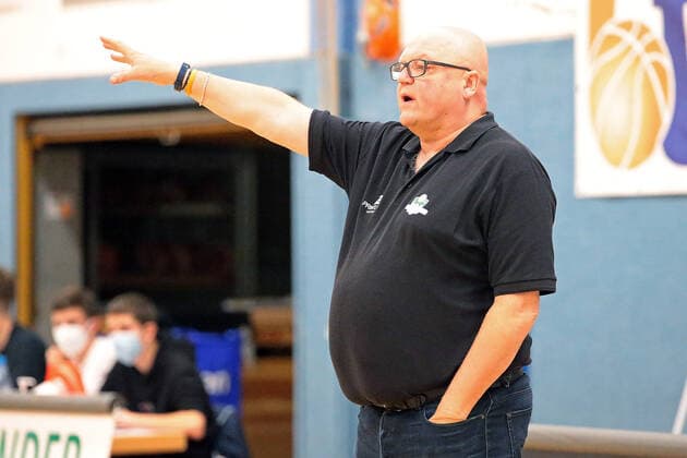 27.10.2021, xovx, Basketball Damen DBBL-Pokal, Bender Baskets Grünberg - TK Hannover Luchse Trainer Rene Spandauw (Bender Baskets Grünberg) Grünberg Sporthalle Theo-Koch-Schule Hessen Deutschland (DE)