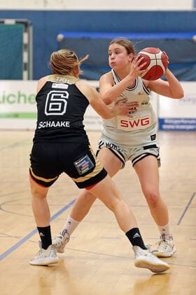 27.10.2021, xovx, Basketball Damen DBBL-Pokal, Bender Baskets Grünberg - TK Hannover Luchse v.l. Finja Schaake (TK Hannover Luchse), Linn Villwock (Bender Baskets Grünberg) Grünberg Sporthalle Theo-Koch-Schule Hessen Deutschland (DE)