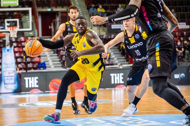 Rawle Alkins (MHP RIESEN Ludwigsburg 20) Sasu Salin (Lenovo Tenerife 10) Julian Gamble (Lenovo Tenerife 3) beim BCL-Spiel: MHP Riesen Ludwigsburg - Lenovo Tenerife am 27.10.2021 in Ludwigsburg (MHPArena) Deutschland Ludwigsburg. 27.10.21 Basketball , 27.10.2021, Ludwigsburg (Deutschland)