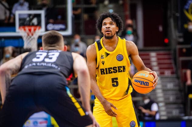 Justin Simon (MHP RIESEN Ludwigsburg 5) Kyle Wiltjer (Lenovo Tenerife 33) beim BCL-Spiel: MHP Riesen Ludwigsburg - Lenovo Tenerife am 27.10.2021 in Ludwigsburg (MHPArena) Deutschland Ludwigsburg. 27.10.21 Basketball , 27.10.2021, Ludwigsburg (Deutschland)