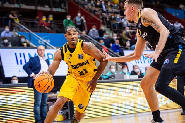 Tremmell Darden (MHP RIESEN Ludwigsburg 21) Kyle Wiltjer (Lenovo Tenerife 33) beim BCL-Spiel: MHP Riesen Ludwigsburg - Lenovo Tenerife am 27.10.2021 in Ludwigsburg (MHPArena) Deutschland Ludwigsburg. 27.10.21 Basketball , 27.10.2021, Ludwigsburg (Deutschland)