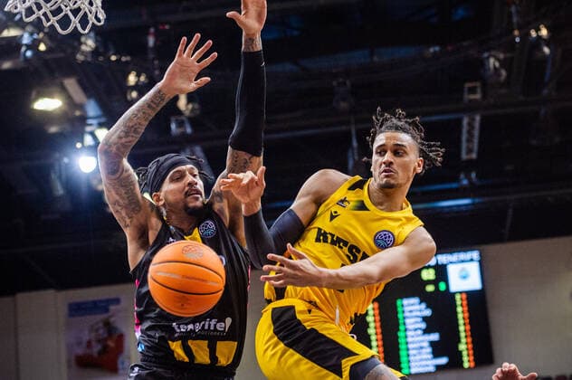 Jonathan Baehre (MHP RIESEN Ludwigsburg 7) Julian Gamble (Lenovo Tenerife 3) beim BCL-Spiel: MHP Riesen Ludwigsburg - Lenovo Tenerife am 27.10.2021 in Ludwigsburg (MHPArena) Deutschland Ludwigsburg. 27.10.21 Basketball , 27.10.2021, Ludwigsburg (Deutschland)