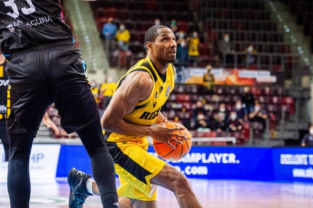 Tremmell Darden (MHP RIESEN Ludwigsburg 21) beim BCL-Spiel: MHP Riesen Ludwigsburg - Lenovo Tenerife am 27.10.2021 in Ludwigsburg (MHPArena) Deutschland Ludwigsburg. 27.10.21 Basketball , 27.10.2021, Ludwigsburg (Deutschland)