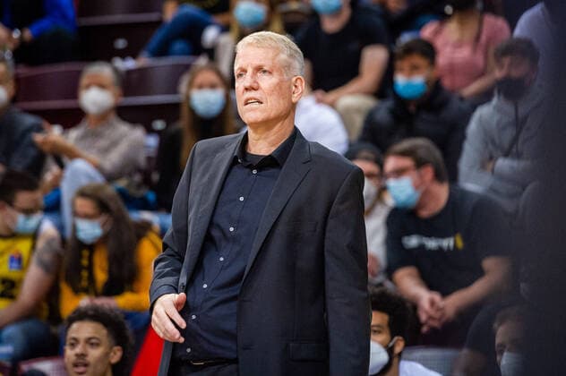 John Patrick (Headcoach MHP RIESEN Ludwigsburg) beim BCL-Spiel: MHP Riesen Ludwigsburg - Lenovo Tenerife am 27.10.2021 in Ludwigsburg (MHPArena) Deutschland Ludwigsburg. 27.10.21 Basketball , 27.10.2021, Ludwigsburg (Deutschland)