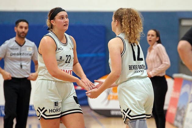 27.10.2021, xovx, Basketball Damen DBBL-Pokal, Bender Baskets Grünberg - TK Hannover Luchse v.l. Olivia Nash (Bender Baskets Grünberg), Carlice Poelstra (Bender Baskets Grünberg) Grünberg Sporthalle Theo-Koch-Schule Hessen Deutschland (DE)