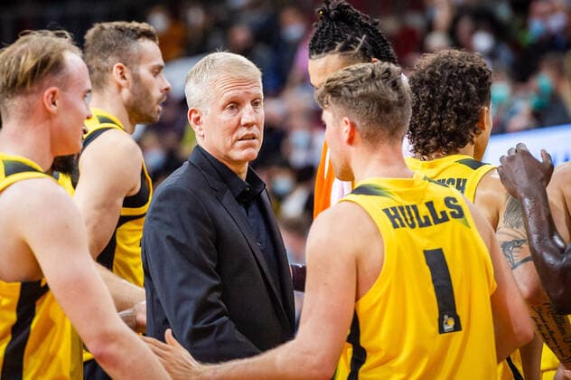 John Patrick (Headcoach MHP RIESEN Ludwigsburg) Jordan Hulls (MHP RIESEN Ludwigsburg 1) li: Lukas Herzog (MHP RIESEN Ludwigsburg 11) Jonas Wohlfarth-Bottermann (MHP RIESEN Ludwigsburg 18) beim BCL-Spiel: MHP Riesen Ludwigsburg - Lenovo Tenerife am 27.10.2021 in Ludwigsburg (MHPArena) Deutschland Ludwigsburg. 27.10.21 Basketball , 27.10.2021, Ludwigsburg (Deutschland)