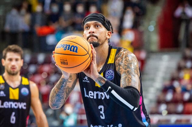 Julian Gamble (Lenovo Tenerife 3) beim BCL-Spiel: MHP Riesen Ludwigsburg - Lenovo Tenerife am 27.10.2021 in Ludwigsburg (MHPArena) Deutschland Ludwigsburg. 27.10.21 Basketball , 27.10.2021, Ludwigsburg (Deutschland)
