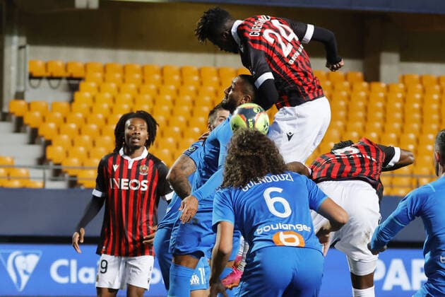 (211028) -- TROYES, Oct. 28, 2021 -- Evann Guessand (top) of OGC Nice competes during the Ligue 1 match between OGC Nice and Olympique de Marseille in Troyes, France, on Oct. 27, 2021. (Photo by Xinhua) (SP)FRANCE-TROYES-FOOTBALL-NICE VS MARSILLE JackxChan 