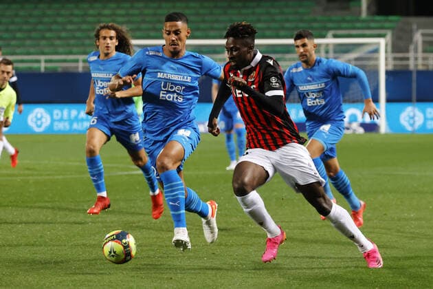 (211028) -- TROYES, Oct. 28, 2021 -- Evann Guessand (R front) of OGC Nice vies with Bamba Dieng (L front) of Olympique de Marseille during the Ligue 1 match between OGC Nice and Olympique de Marseille in Troyes, France, on Oct. 27, 2021. (Photo by Xinhua) (SP)FRANCE-TROYES-FOOTBALL-NICE VS MARSILLE JackxChan 