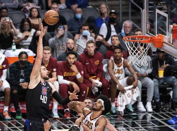Ivica Zubac 40 of the Los Angeles Clippers takes a sky hook during their regular season NBA, Basketball Herren, USA game against the Cleveland Cavaliers on Wednesday October 27, 2021 at the Staples Center in Los Angeles, California USA. Clippers vs. Cavaliers !ACHTUNG: NUR REDAKTIONELLE NUTZUNG!  Copyright: xJAVIERxROJASx AME2656 20211028-1837dfa84d17955dbcb42a02fcf97ff3b56f99b5