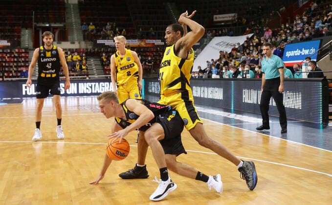 Ludwigsburg , Basketball Champions League MHP Riesen Ludwigsburg vs Lenovo Tenerife , von links: Tobias Borg ( Tenerife ) Tremmell Darden ( Riesen )