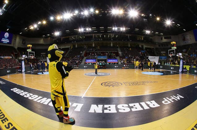 Ludwigsburg , Basketball Champions League MHP Riesen Ludwigsburg vs Lenovo Tenerife , Übersicht MHP Arena mit Maskottchen Lurchi