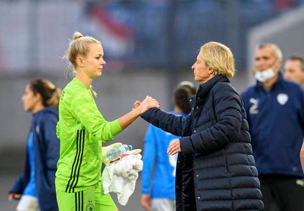 Schlussjubel GER, Bundestrainerin Trainerin Trainer Martina VOSS-TECKLENBURG (GER) klatscht die Spielerinnen ab, l. Torhueterin Torwart Merle FROHMS (GER) Fussball Laenderspiel Frauen, WM-Qualifikation, Deutschland (GER) - Israel (ISR) 7:0, am 26.10.2021 in Essen Deutschland. Â